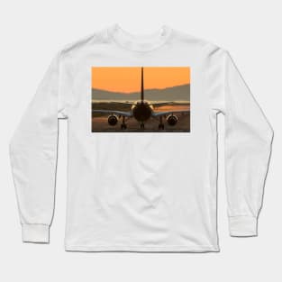 Aeroplane taxiing on a runway (T610/0423) Long Sleeve T-Shirt